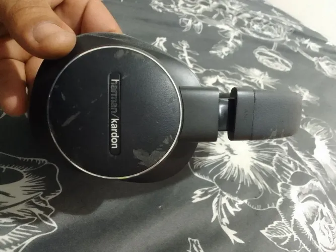 Vendo ou troco fone harman/kardon ANC com algumas detales mais funcionando