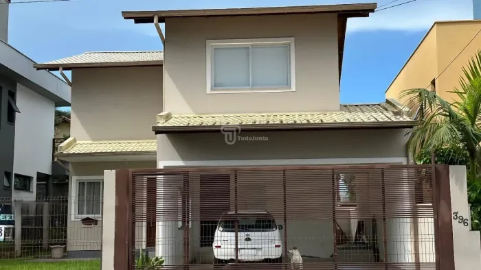 Casa de dois pavimentos com 4 quartos (1 suíte) no Campeche - Florianópolis/SC