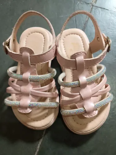 Linda sandália infantil com strass