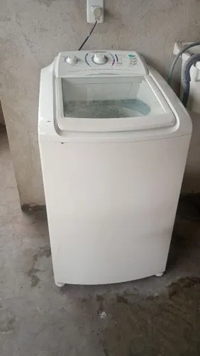 Geladeira, fogão, máquina de lavar, sofá, armário de cozinha.