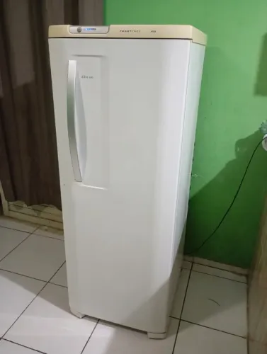 geladeira Electrolux Frost Free fucinando perfeitamente bem conservada 