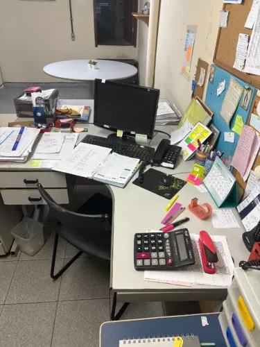 Escrivaninha de Canto em L - Ampla e Ideal para Home Office/Estudo