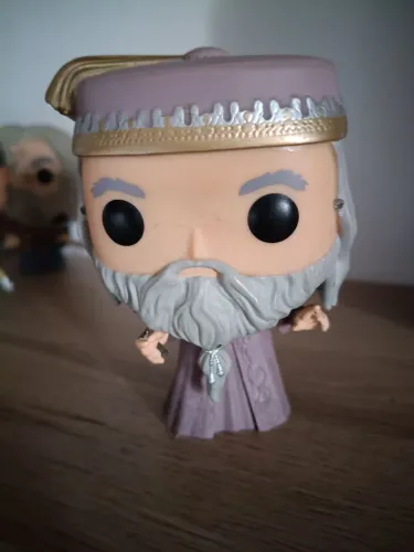 Funko Dumbledore * com detalhe.