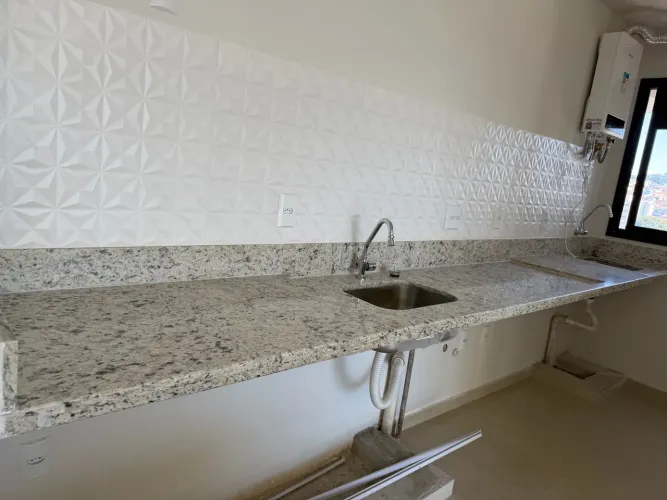 Bancada granito branco Siena novo com cubas e vaso sanitário e descarga acoplada Deca 