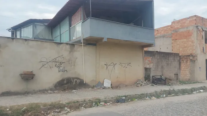 Lote com duas casa cada ,casa para uma rua saída individual