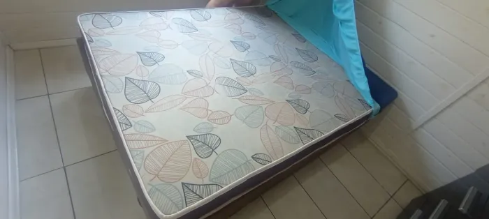 Vendo cama de casal box com colchão semi-nova