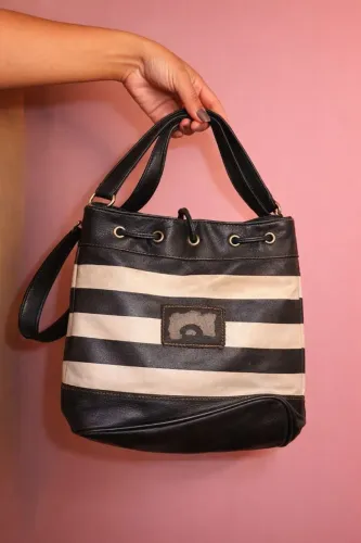 Bolsa feminina preta grande e espaçosa - ótima para o dia a dia