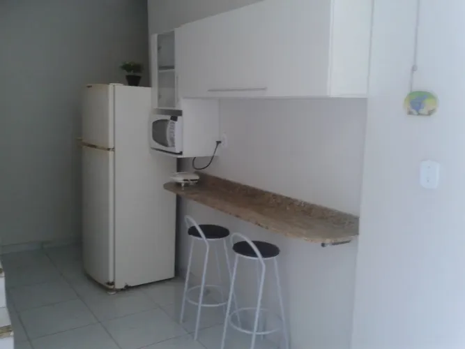 Alugo quarto mobiliado direto com proprietário.