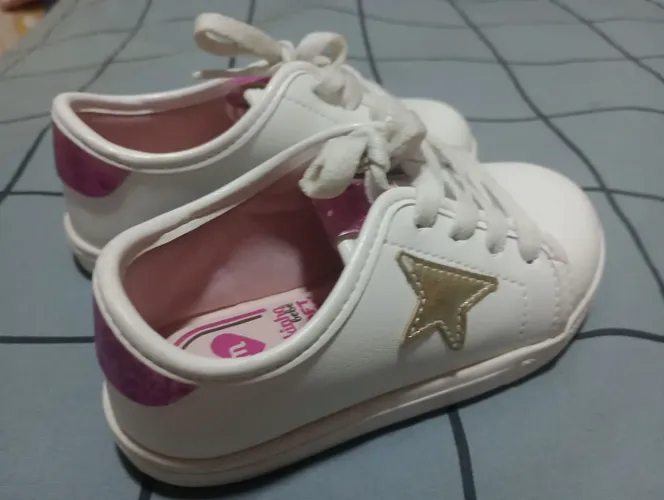 Tênis branco para menina. número 22