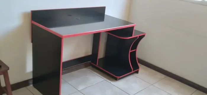 Mesa de escritório em madeira