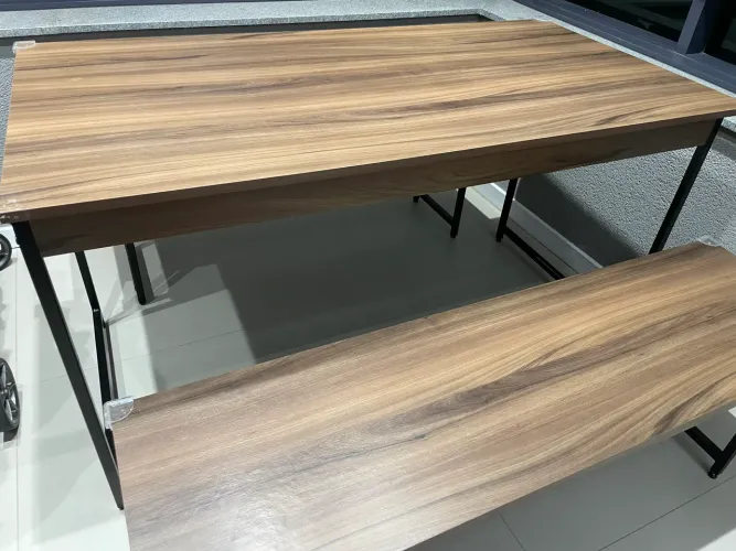 Mesa de madeira com quatro bancos