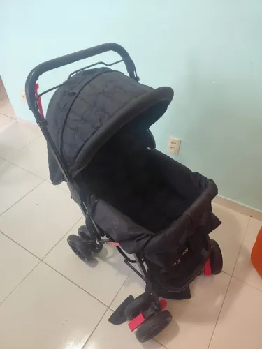 Carro de bebê e bebê conforto