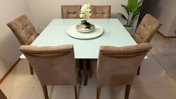 Vendo conjunto com 6 cadeiras estofadas para sala de jantar