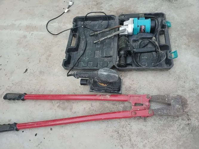 Vende-se martelete. Lixaxadeira órbital. Alicate de cortar ferro