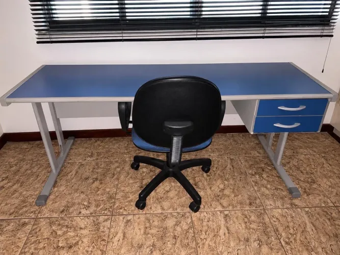 Mesa de escritório + Armário 