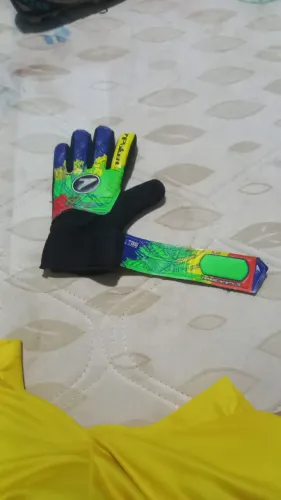 Luva de goleiro original muito boa
