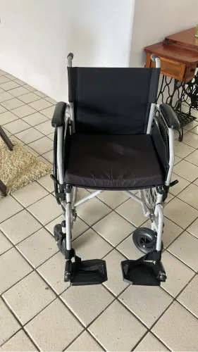 Vendo cadeira de rodas nova