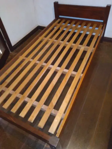 Cama de solteiro em mogno maciço.2.04x96. Altura da cabeceira 64cm.