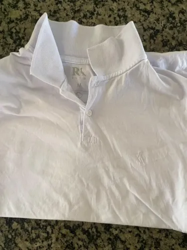 Vende se está camisa polo branca