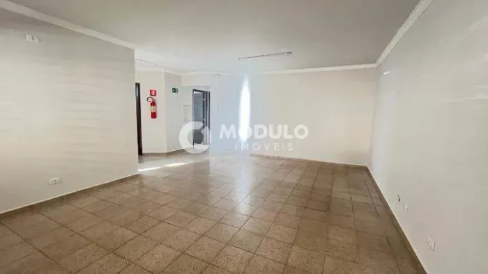 Apartamento sobre loja disponível para locação no bairro Daniel Fonseca.