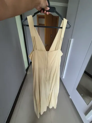 Vestido longo de  alfaiataria. Cor amarelo claro