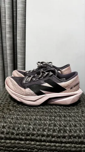 Vendo tênis New Balance Rebel V4