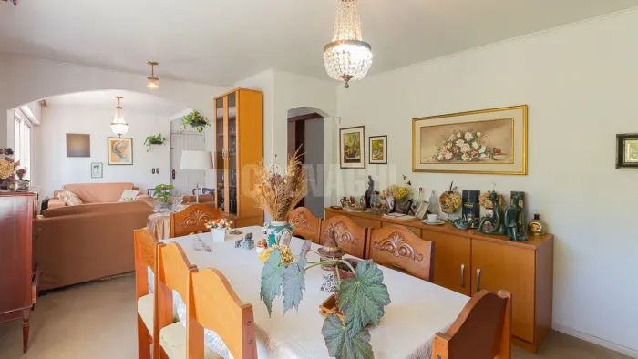 Ambientes generosos em casa acolhedora e funcional