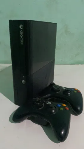 XBOX 360 SLIM DOIS CONTROLES (aceito propostas)