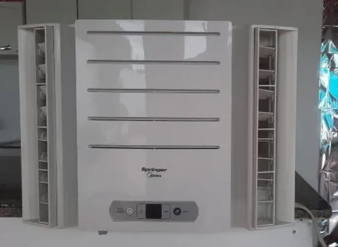 VENDO UM AR-CONDICIONADO DE CAIXA DE 10 MIL BTWUS SEMI NOVO COM CONTROLE 