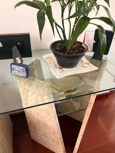 Mesinha de entrada de mármore e vidro?