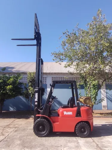 Empilhadeira Tailift 2,5T * Motor Nissan * Torre triplex