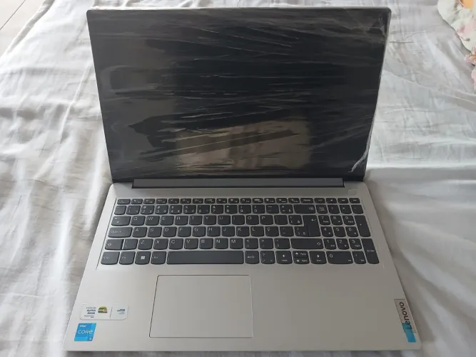Carcaça e peças de notebook ainda montado.