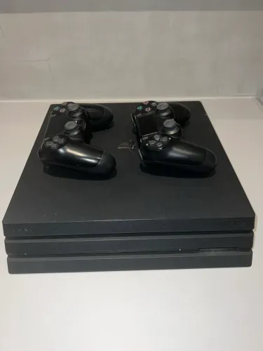 PS4 PRO 1TB + 2 CONTROLES