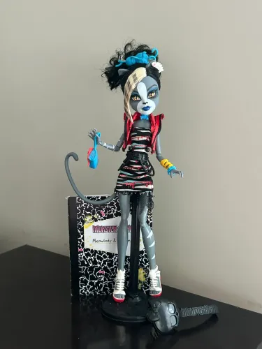 Monster high purrsephone zombie shake