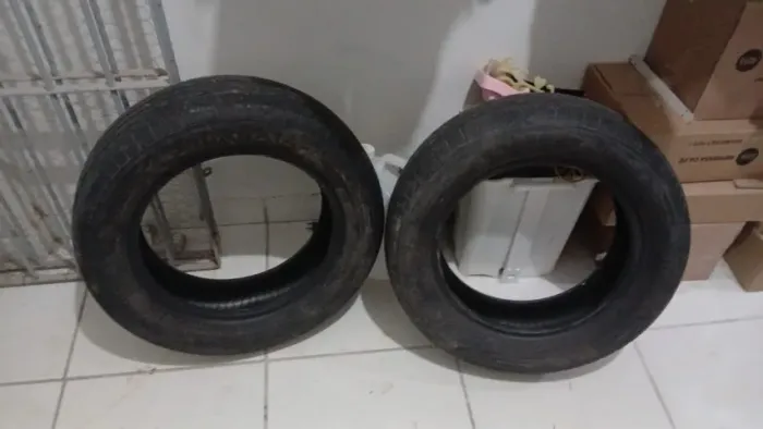Vendo um par de pneus seme novos 185/68/15 marca Gionata o mesmo fabricante Máginus passa 