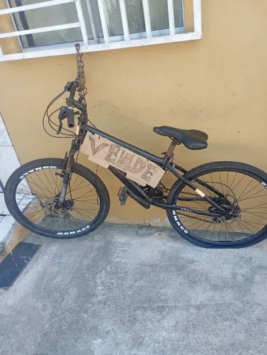 Desapego de uma bicicleta aro 24 usada mas pronta pra rodar