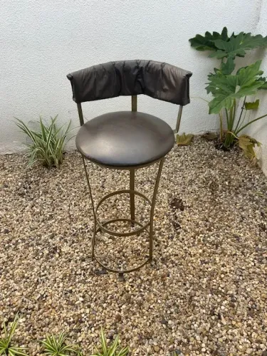 02 Banquetas de ferro com estofamento em corino marron - Usadas