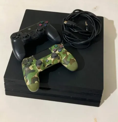 Playstation 4 Pro 1 TB + 2 controles