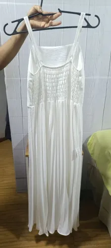 Vestido longo branco plissado com alças finas, novo sem uso.