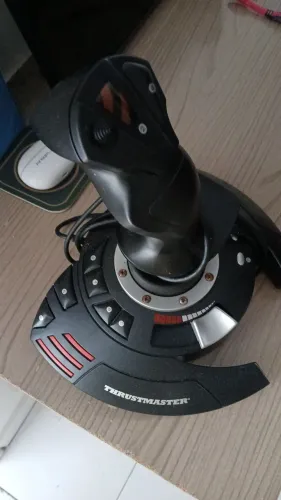 Joystick para simulação de voo da marca Thrustmaster, modelo T-Flight