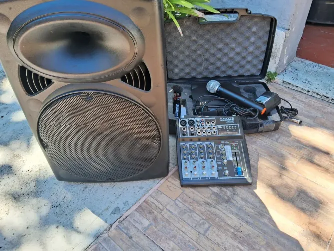 Vendo cx de som ativa de 12 polegadas. Mesa de som4 canais e microfone ? sem fio