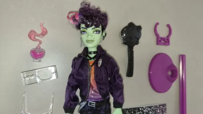 Boneco Monster High Spelldon Cauldronello completo