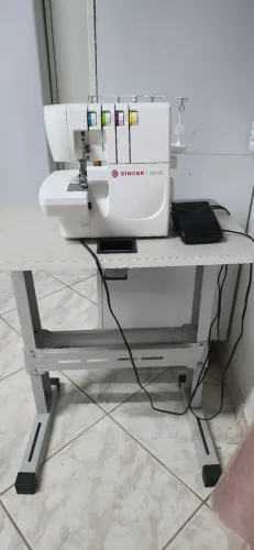 Máquina overloque com mesa