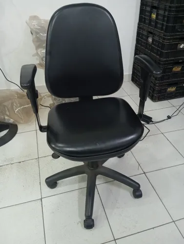 Cadeira de escritório em couro semi nova