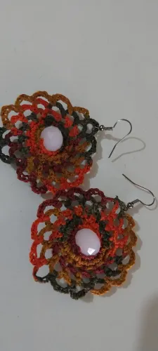 Brinco de crochê mandá-la com cristal.