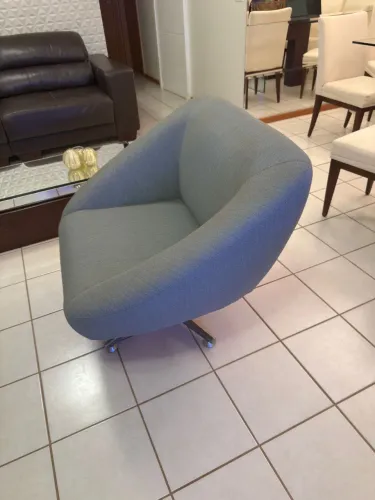 Poltrona Giratória Moderna - 2 peças - Excelente estado