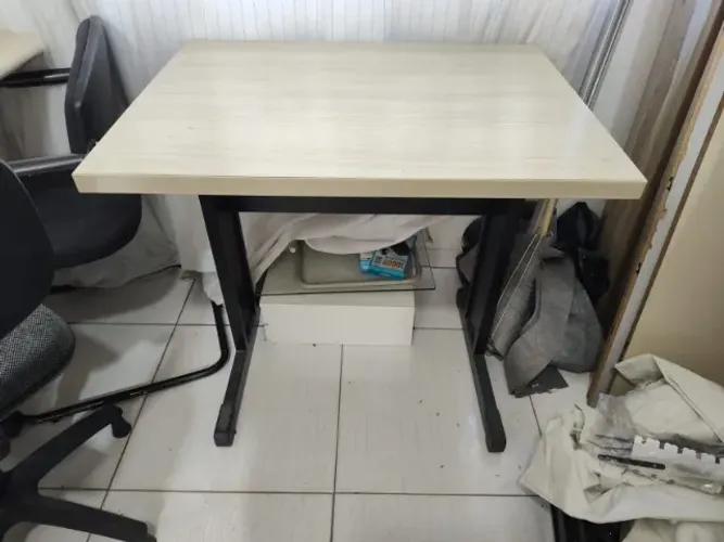 Mesa de Escritório - Cor Bege Amadeirado - 80x60 cm