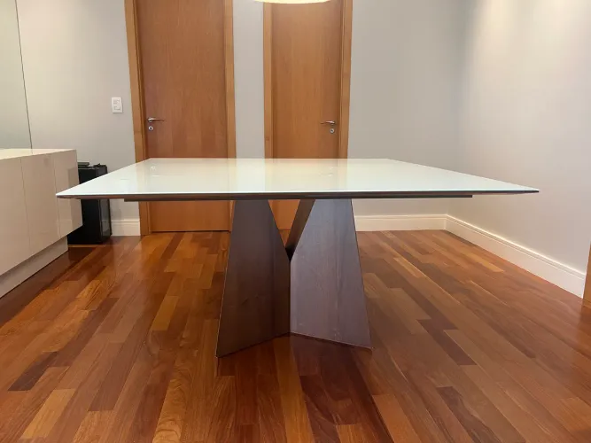 Mesa de Jantar 1,50x1,50 - 8 lugares - Base madeira e tampo vidro
