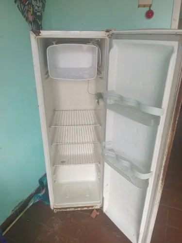 Vendo geladeira , so envelope por fora mais por dentro ta gelando que e uma beleza ?