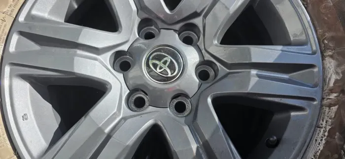 Vendo roda original toyota hilux